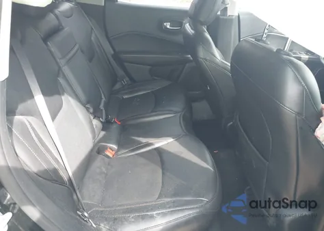 2019 Jeep Compass Latitude 4X4 z USA, uszkodzony, nr VIN 3C4NJDBB9KT679054